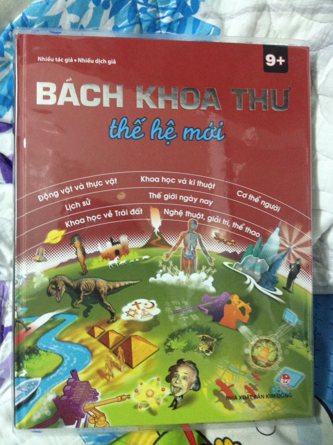 Bách khoa thư thế hệ mới là một quyển sách đáng mua , đáng đọc bởi lẽ nguồn thông tin kiến thức mà sách cập nhật đến rất cụ thể ,phong phú và sinh động về thế giới quanh ta về tri thức về khoa học ...tất cả đều gói gọn trong sách này . sách giúp độc giả am hiểu và mở rộng vốn kiến thức về thế giới hơn. Qua những trang sách được đầu tư công phu về chất lượng hình ảnh 3D , được in trên trang giấy bóng , ngoài ra sách còn rất thơm và chắc tay . Sách thuộc dạng bìa cứng nên rất dễ bảo quản và khá thuận tiện trong việc giữ gìn. có lẽ vì thiết kế theo khuôn khổ bìa cứng và giấy khá to nên rất hạn chế trong việc cầm trên tay khi đọc  với thời gian lâu dài , dễ gây ra cảm giác mỏi , chỉ có thể ngồi tư thế đọc trên ghế hoặc đặt sách trên giường nằm đọc mà thôi . nhưng với tí khuyết điểm nhỏ này vẫn không đáng kể gì so với ưu điểm của sách đem lại nên mình quyết định cho 5 sao về sản phẩm này cũng như rất hài lòng với cách thức đóng gói vận chuyển của tiki , rất thuận tiện , nhanh chóng và gọn gàng . mong tiki có thể phát triển hơn nữa .