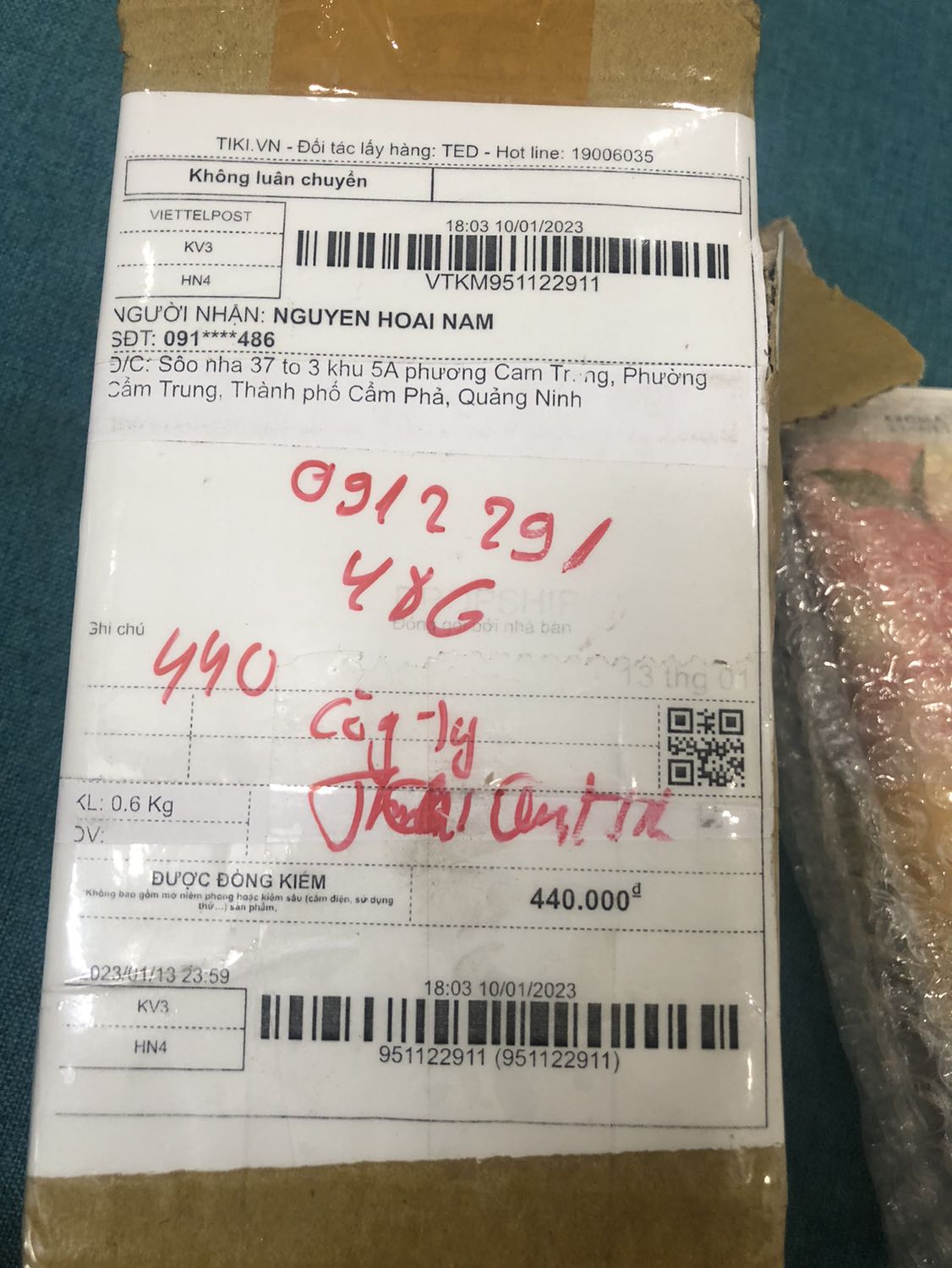 Anh mua 2 hộp, trả tiền 2 hộp, em gửi cho anh có 1 hộp em ơi