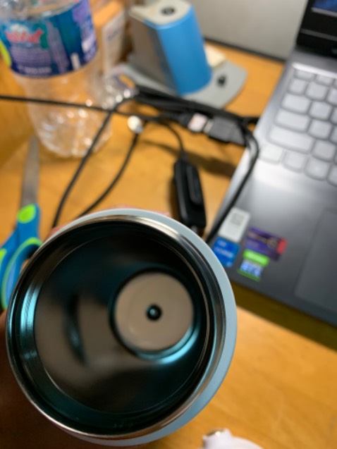 Đổ nước nóng vào từ 16h mà đến sáng hôm sau 8h mở ra vẫn còn ấm ấm.
Bên ngoài thành bình không bị ấm lên, riêng cái nắp nhựa thì ấm ấm.
Lật bình không bị rỉ nước.
Thiết kế đóng mở nắp thông minh, tiện lợi.
Bình này có gioăng cao su nên mọi người nên hạn chế rửa xà phòng, nước rẻ chén nhé. Lờn gioăng là mất giữ nước.
Không biết cách check mã LocknLock nên ko check đc.