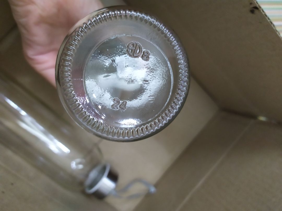 Chất lượng sản phẩm rất tệ, đáy bình bị lỗi, nắp thì bị gỉ sét, gói hàng sơ sài, mua cùng hộp tăm nha khoa thì bị đổ vung *** trong thùng, không có xốp chống va đập. Đồng ý giá rẻ thì không quá đòi hỏi về chất lượng, nhưng bị gỉ sét như thế này thì không thể chấp nhận được. Giao hàng chậm. Tiki nên chọn lọc kĩ nhà phân phối để hợp tác. chưa bao giờ mua hàng trên Tiki mà thất vọng đến vậy!!!