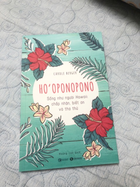 Mình chần chừ mua cuốn này khá lâu vì còn nhiều sách cần đọc. Nhưng không cưỡng nổi bìa sách mà thiết kế của từng trang sách. 

Cuốn sách cũng rất phù hợp cho tình trạng hiện tại của mình, mong rằng mình sẽ tìm được đáp án sau khi đọc ẻm.
