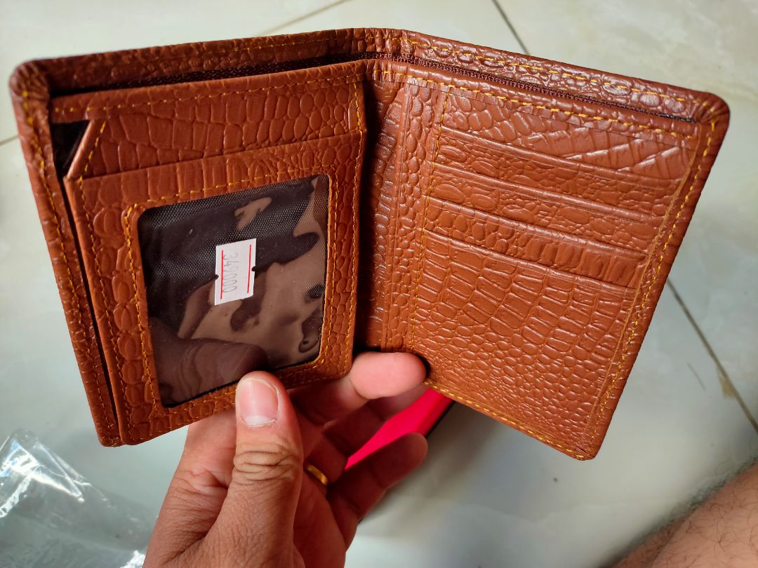 Ví đẹp, mềm rất ok.... có hộp thẻ bảo hành đầy đủ..