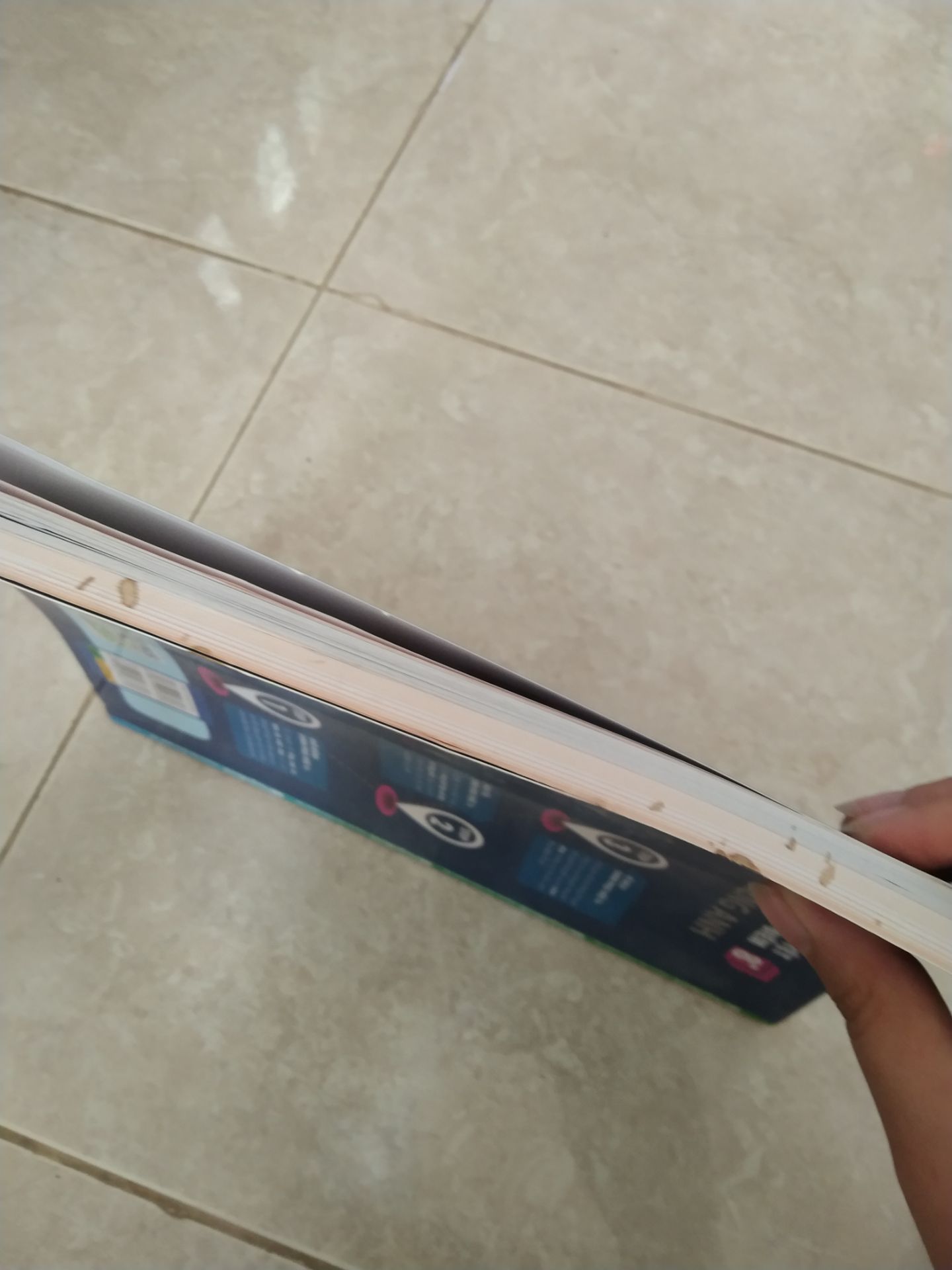 lần đầu tiên mua trên tiki mà thất vọng vậy, gáy sách siêu bẩn như nhúng bùn, góc sách thì móp, vỏ hộp đóng gói chắc chắn, không bị hư hại nên chắc chắn là do bên shop chứ không phải do giao hàng