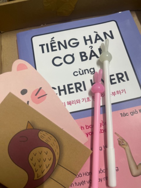 Sách được đóng gói rất cẩn thận. Giao hàng đúng hẹn. Mình mua hai quyển còn được tặng thên hai cây bút và hai quyển sổ mini. 💯