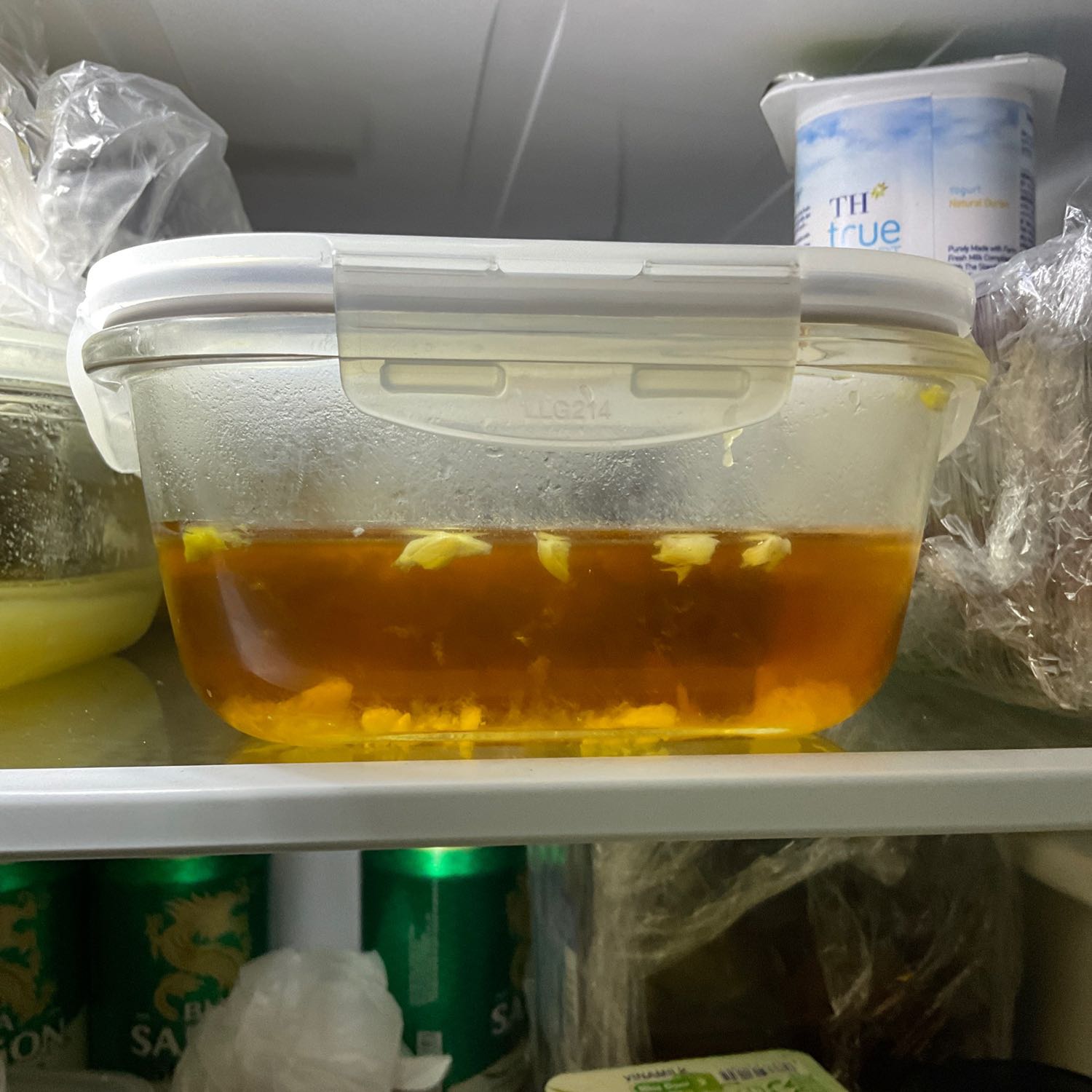 Dày, có 2 hộp vuông, 1 hộp tròn, 1 hộp chữ nhật vừa, 1 hộp chữ nhật to. Nhà mình dùng trong nồi hấp hay lò vi sóng đều ổn. Nói chung lock and lock thì chỉ quan ngại giá thôi còn chất lượng không phải nghĩ :v