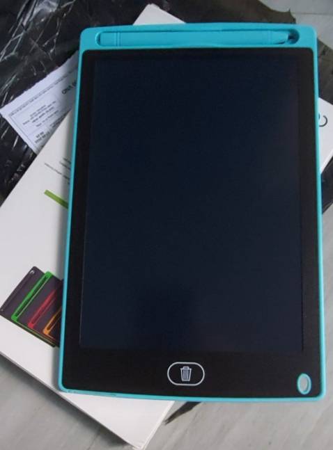 Mua lần thứ hai rồi. Lần trc mua cho con xong về cháu thích quá cứ đòi mua tiếp. Giao hàng nhanh, bọc cẩn thận. Mua về cho bé học thay cho bảng viết rất ok nhé
Bảng 12inch kích thước to bằng bảng phấn học sinh hay dùng, nhẹ, sạch sẽ