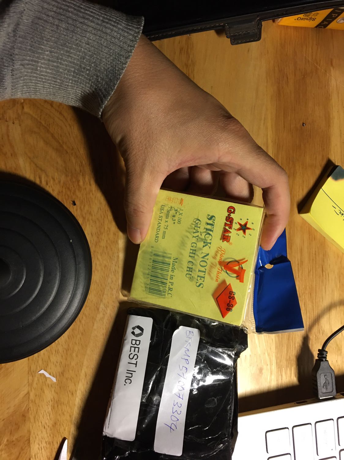 Ko biết phải nói gì và đánh giá * ra sao, nhưng đơn mua 1k khách vui nghĩ săn được sale nhà bán và tiki đợt 12/12. Nhưng rồi shop inbox là xin lỗi, shop ko bán giá đó được, khách huỷ đơn và đặt lại giùm shop. Mình bảo huỷ đơn thì shop liên hệ tiki hỗ trợ đi. Hình như shop chưa hiểu ý mình thì phải, mua hàng ở tiki sau khi đã đặt đơn thành công và có thanh toán trước qua thẻ rồi thì phần quản lý đơn hàng phía người mua không có lựa chọn huỷ đơn shop à, shop liên hệ tiki rồi huỷ đơn và họ hoàn lại tiền vào thẻ mình được mà, có vấn đề gì đâu, shop cố quá, vẫn giao đến một quyển note, thành thực mình cũng ko biết nên đánh giá sao thế nào, đây mình lấy vd ảnh bên dưới nè shop, khách đặt hàng ở tiki xong chỉ có mua lại mua tiếp thui, không có chỗ nào huỷ đơn đâu shop, đơn hàng có vấn đề từ phía người bán, thì shop chủ động liên hệ tiki để huỷ thui, cố quá để gửi hàng đi làm chi zậy à. Shop đọc được đánh giá thì mình mời ly trà như ảnh nhé shop. Là người bán hàng kinh doanh online, mà dính mấy cái một hai sao thì cũng khắc nghiệt quá, còn tinh thần đâu mà kinh doanh thêm, vẫn cảm ơn là shop gửi mình quyển note thay vì để tờ 1k lại trong đó. ^^ nên chốt là 4 sao nhé. Một lần nữa shop đọc được đánh giá này, nhớ ngó thử ly trà mình mời. Thân!