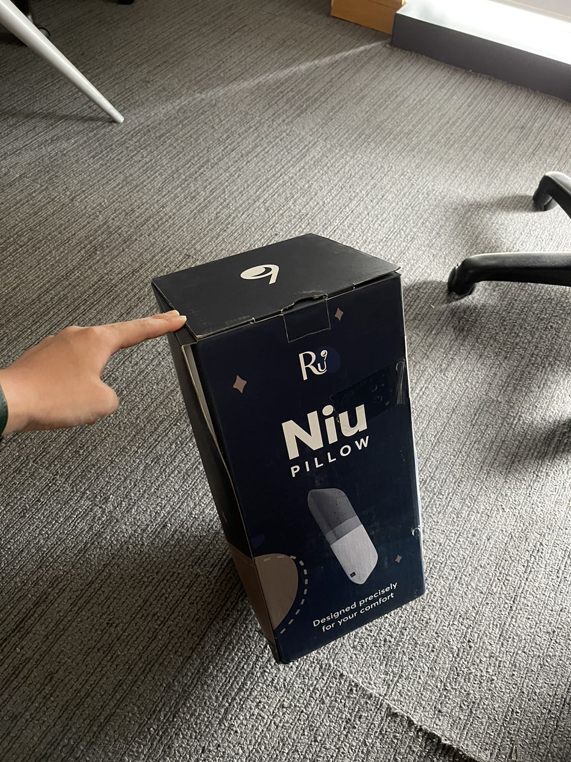 Sản phẩm dùng tốt, mềm mại, thoải mái, ngủ ko bị đau cổ vai gáy. Mới mua về dùng sẽ hơi có mùi tuy nhiên sẽ hết sau 1,2 tuần sử dụng. 
Điểm trừ là đóng gói chưa đc tốt so với giá thành, hàng khi đến tay bị bung hộp, ko có seal gì cả, cảm giác đã bị bóc ra rồi nhét lại.