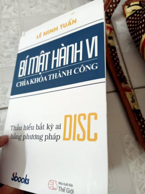 Tiki lại có shop hàng ko chất lượng vậy. Mua nhiều lần rồi mà lần này dính sách như này cũng chán. Bìa thì đẹp, giở trang ra thấy màu giấy cũ đã nghi nghi mà đọc đến cuối lại như này. Cũng may nội dung mình được anh Tuấn chia sẻ rồi. nhưng cuối trang nhìn cũng chán. Tự nhiên có cái mục lục của sách nào vào đây??????????