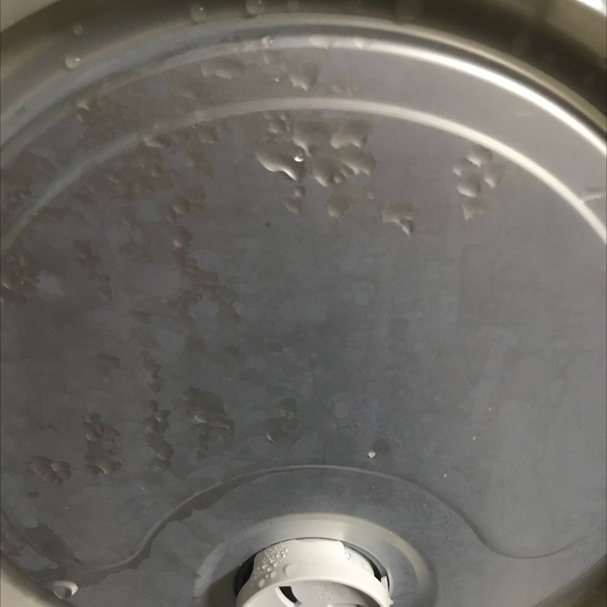 Săn sale được giá 9trăm mấy đữo tặng chảo xịn xò. Đã dùng 1 tháng nấu cơm ổn nhanh. Nồi thiết kế lạ, điểm cộng là có thêm vá cho công dụng cháo. Tuy nhiên sản phẩm bị đọng nước nhiều nhưng lại không có khay đựng nước dư, nên chỉ cẩn mở nắp lấy cơm là nước đầy, luôn phải lấy khăn lau bớt. Điểm trừ lớn của thiết kế. Trọng lượng nhẹ dễ lau chùi.