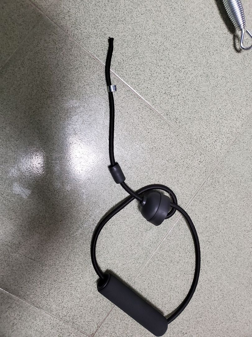 tôi vừa nhận hàng hôm nay, mở ra lắp ráp thì có ống phần tựa lưng bị móp, dây kéo thì quá tệ vừa kéo được 5 nhịp đã đứt làm đôi, kết cấu máy thì không chắc chắn