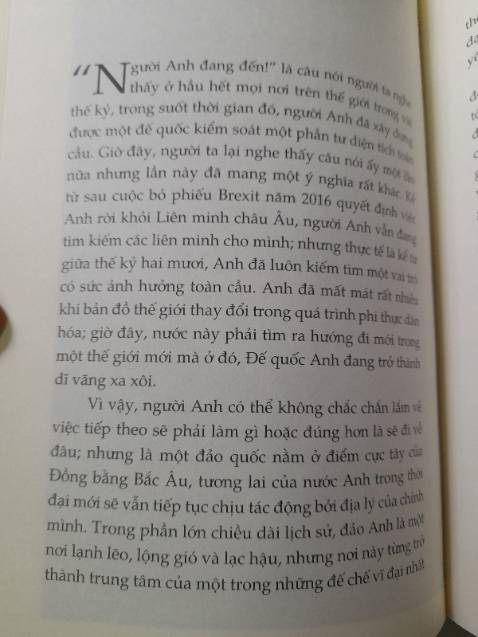 Rất thích Những tù nhân của Địa lý nên cuốn mới này ra là phải mua liền. Sách bìa cứng rất đẹp, cách viết vẫn rất cuốn hút, nội dung cung cấp  nhiều thông tin chính trị thời sự hữu ích. Sách mới mà được giảm giá 40%, còn rẻ hơn đi hội sách của NN nữa. Tiki ship hàng siêu nhanh, đặt tối hôm trước trưa hôm sau đã nhận được.