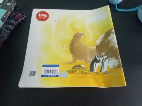 Nhìn cái hộp mà hết hồn, tưởng sách bị df hết rồi chứ, may là nguyên vẹn. Sách này là ghim bấm, mn cần chú ý khi mua, ghim có biểu hiện rỉ sét, và df nhẹ phần gáy. Nxb làm sách khá ẩu, nhìn đúng chán.