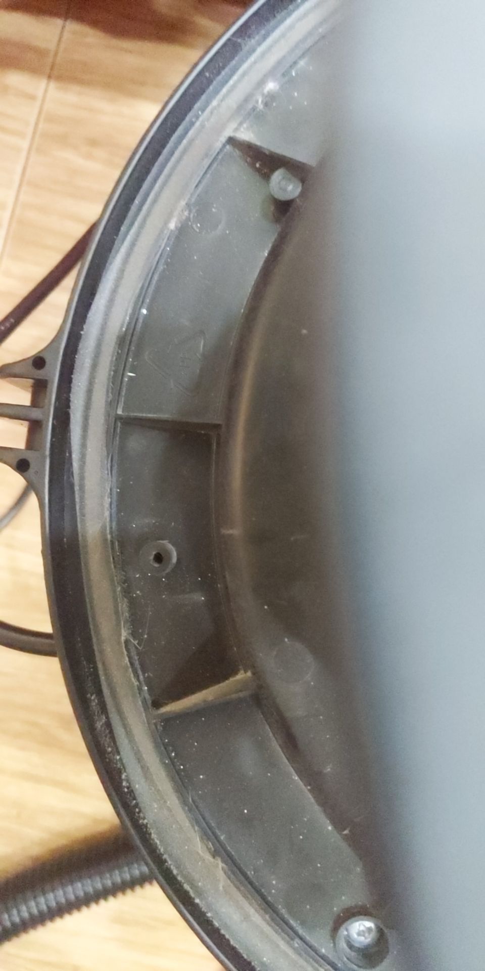 ron áp suất ( hình đín kèm)bị dán lệch(gia công cực kém), tay vòi bị xì hơi, máy kêu nhỏ hơn động cơ phản lực 1chút,hút yếu, động cơ rất nóng không biết dùng đc bao lâu