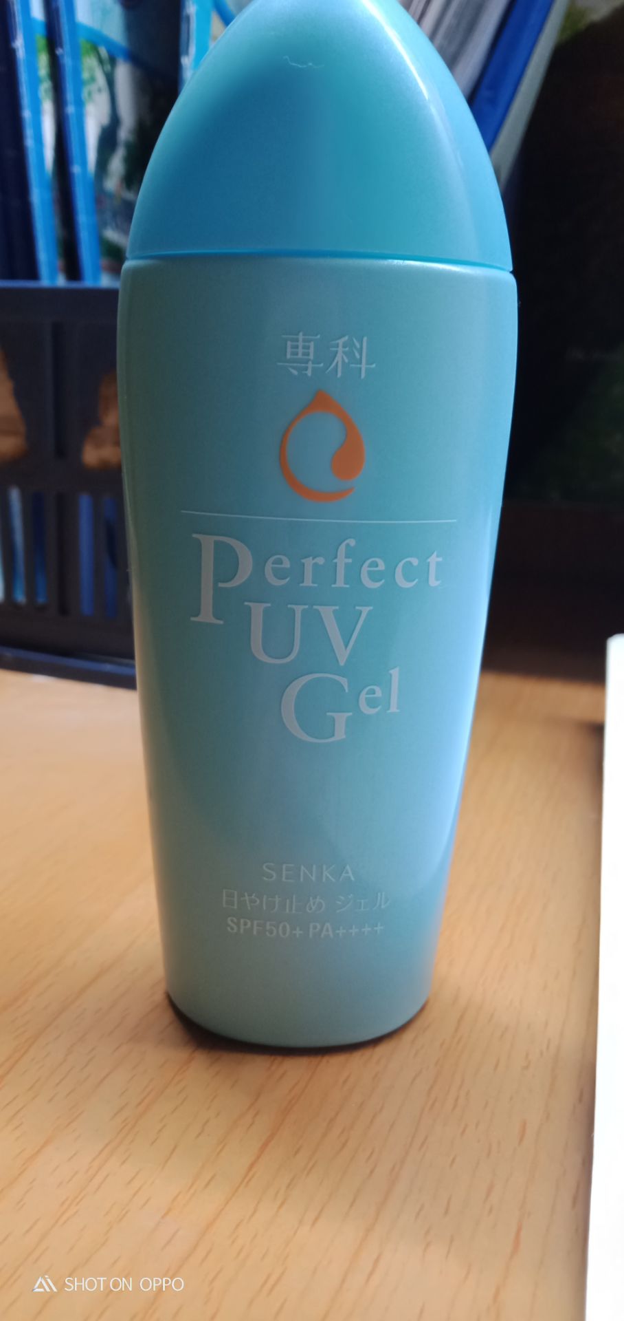 giao hàng nhanh. chai kem chống nắng khá đầy. mk bôi thử 1 lần ko thấy dị ứng. mùi cam chanh. có nâng tông 1 chút nếu bôi đủ lượng KCN. thấm nhanh, da mk HH thiên dầu bôi khá thoáng, ko bị bí. có kiềm dầu. nói chung khá ưng loại này.