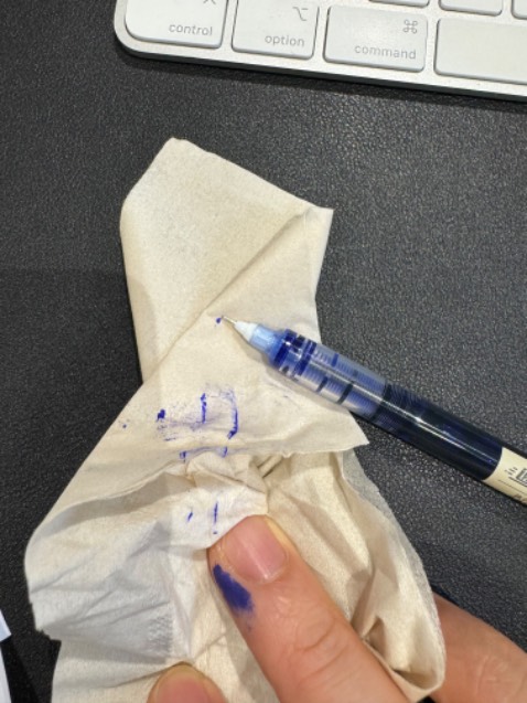 Chất lượng quá kém, viết bị chảy hết mực ra tay