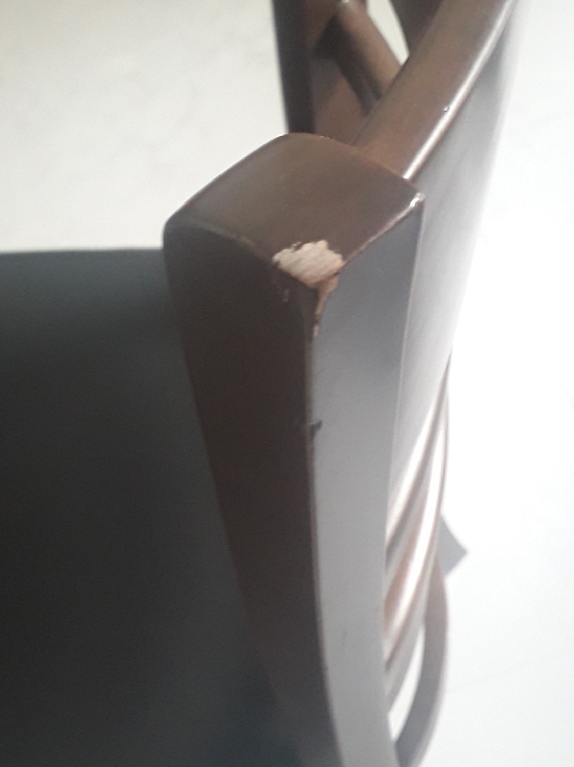 Bộ bàn ăn nói trên khi giao hàng về tận nhà tôi thì sản phẩm bên cty đã bị trầy xước, gãy nát. Một số ghế cũng bị lung lây các hạng mục. Vì vậy tôi yêu cầu phía công ty đổi bộ khác để tôi kịp sử dụng. Cảm ơn