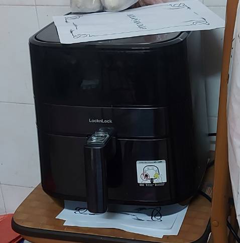 Giao hàng nhanh, nv gh rất nhiệt tình.
Mình đã thử nướng sườn. Thấy rất ok. Nồi set nhiệt độ thời gian cho các món cơ bản nên rất tiện. 
Nồi nhìn đẹp gọn gàng, vệ sinh ban đầu thấy khá dễ và nhanh sạch.