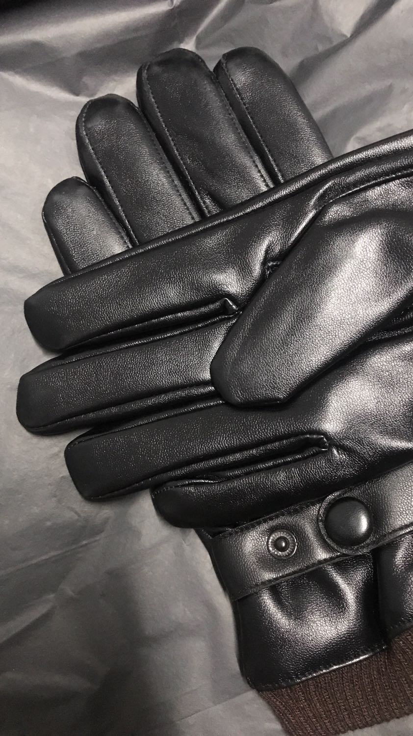 Găng tay mềm, co giãn tốt, đường may tỉ mỉ chắc chắn. Lớp da bóng đẹp mềm mại nữa. Lớp lót nỉ lông ở bên trong khi đeo cho cảm giác dễ vừa tay và dễ chịu. Shop giao hàng nhanh hai ngày là lấy được sản phẩm rồi. Uy tín, ủng hộ shop