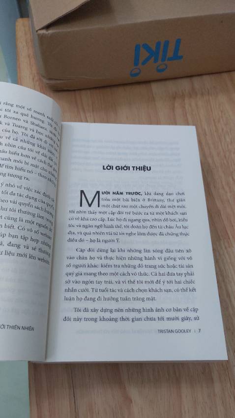 Bìa sách đẹp, bản in rất chỉn chu, không thấy lỗi keo hau lỗi cắt, còn lỗi chính tả thì phải đọc hết mới biết. Cơ bản là ok. Sách dày gần 600 trang nhưng mình rất thích một điều là dù nội dung khá dài nhưng nxb vẫn chọn khổ 13.5x20.5cm, cầm vừa vặn chứ không khó chịu như khổ 16x24cm.