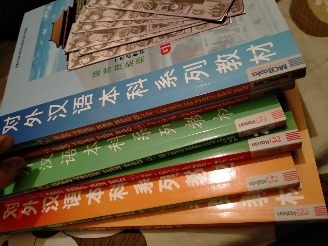 Sách giao nhanh,mới đặt 3 ngày đã về rùi.
Hộp của tiki bên ngoài hơi nát nhưng may không ảnh hưởng đến sách.
Sách gốc, in ấn rõ, nhìn rất thích.
Shop rep tin nhắn nhanh, còn gửi thừa một bookmark 😂
Nói chung là rất hài lòng. Sẽ quyết tâm học hết trong năm 2022 💪