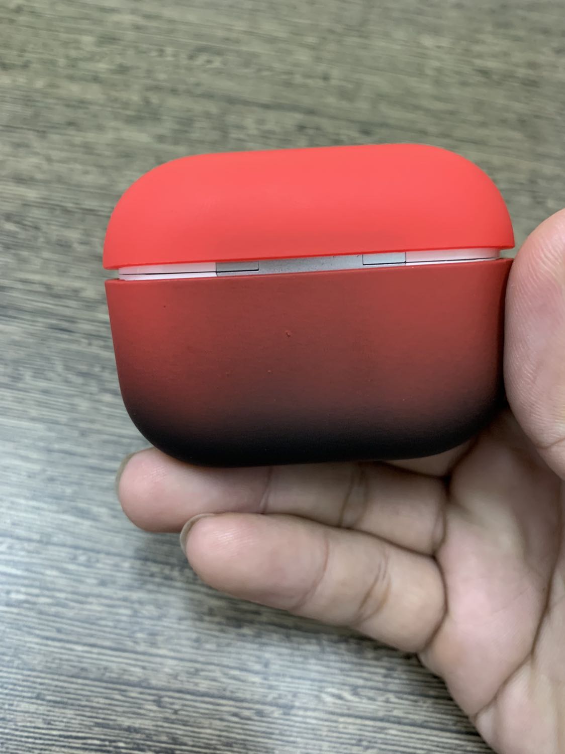 Sản phẩm quá tệ. Không ôm sát Airpods. Vỏ trên k ôm dc nắp luôn. Thất vọng. Yêu cầu hoàn tiền.