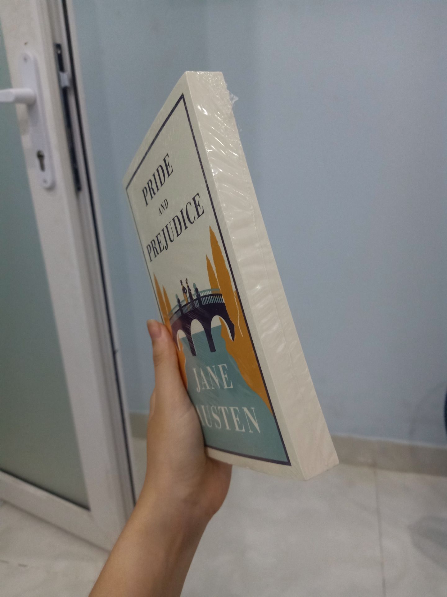 Sách giao nhanh hơn dự kiến rất nhiều và trong tình trạng tốt, nguyên seal, đóng gói kỹ đẹp, rất hài lòng.