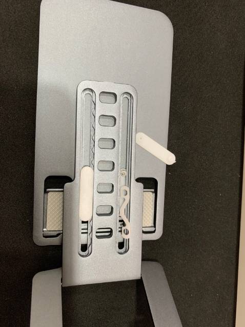 Lúc đầu mình nhận thì thấy hàng rất đẹp, cảm giác tốt ! 
Nhưng chưa sử dụng được 1 ngày thì nẫy bằng nhựa đằng sau bị như trong hình.
Không biết bên shop có hỗ trợ đổi trả hay bảo hành gì không ạ ?