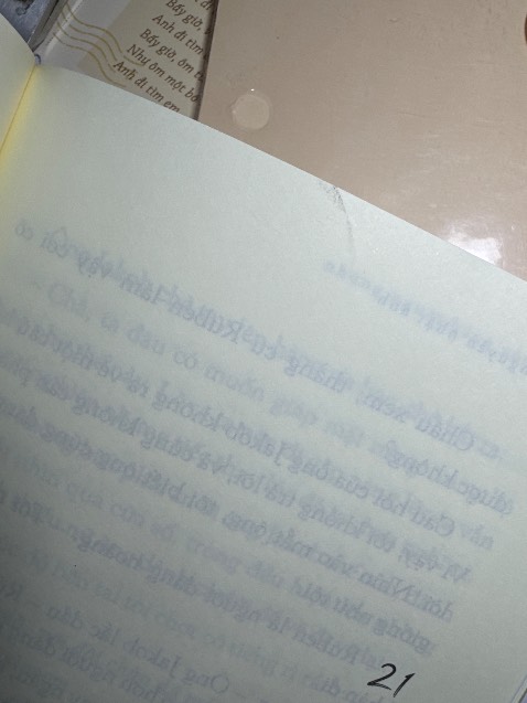 Hình như bọc chặt quá nên có bị nhăn bìa một chút. Bên trong có nhiều trang bị nhăn phần góc trên (như hình), có trang có vết dơ nhỏ. Bìa sách xinh.