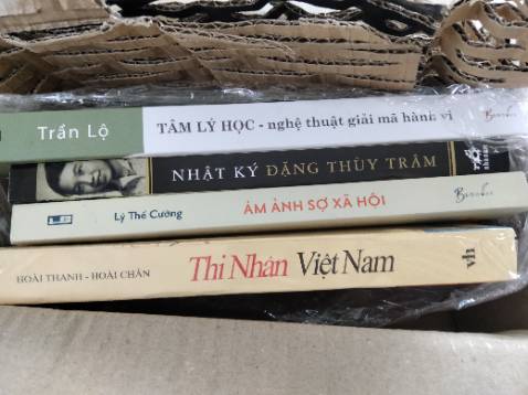 mình đặt 4 cuốn thì chắc em này "nát" nhất,  nhiều góc bị hằn móp,  nhưng ko sao quen với cách đóng gói của TiKi rồi,  trộm vía là 3 cuốn còn lại ko bị gì. 
 - Nội dung : list trị liệu,  cách thức,  gợi ý,  phương pháp đối với chứng sợ xã hội,  và khi đối mặt với xã hội ( cuốn này mình không đào sâu nên ko nói rõ hơn được)
- Mỗi chương  đều có nhân vật nhập vai ,  dễ hiểu