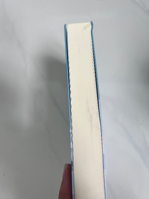 Tiki ơi, sao có thể giao cuốn sách nó tàn tạ như thế nàyyy 😭