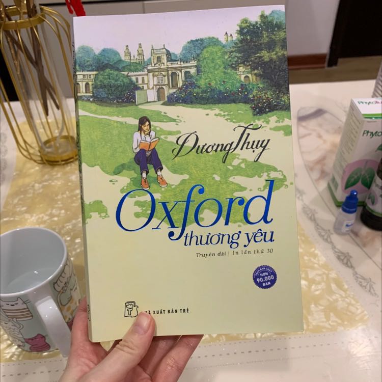 Quyển thứ 3 của Dương Thuỵ, sau Nhắm mắt thấy Paris. Câu chuyện dễ thương, có lẽ hợp với các bạn trẻ hơn mình 😅 và kết thúc có hậu. Nhưng chính cái kết thúc có hậu lại ko để lại dấu ấn cho mình nhiều như Nhắm mắt thấy Paris vì ko thực tế. Các nhân vật nam nước ngoài của Dương Thuỵ có xu hướng bị "Á hoá", ít nhất là theo cảm nhận của mình. Cốt truyện ko có nhiều bước ngoặt, cuốn hút nhiều như Nhắm mắt thấy Paris.