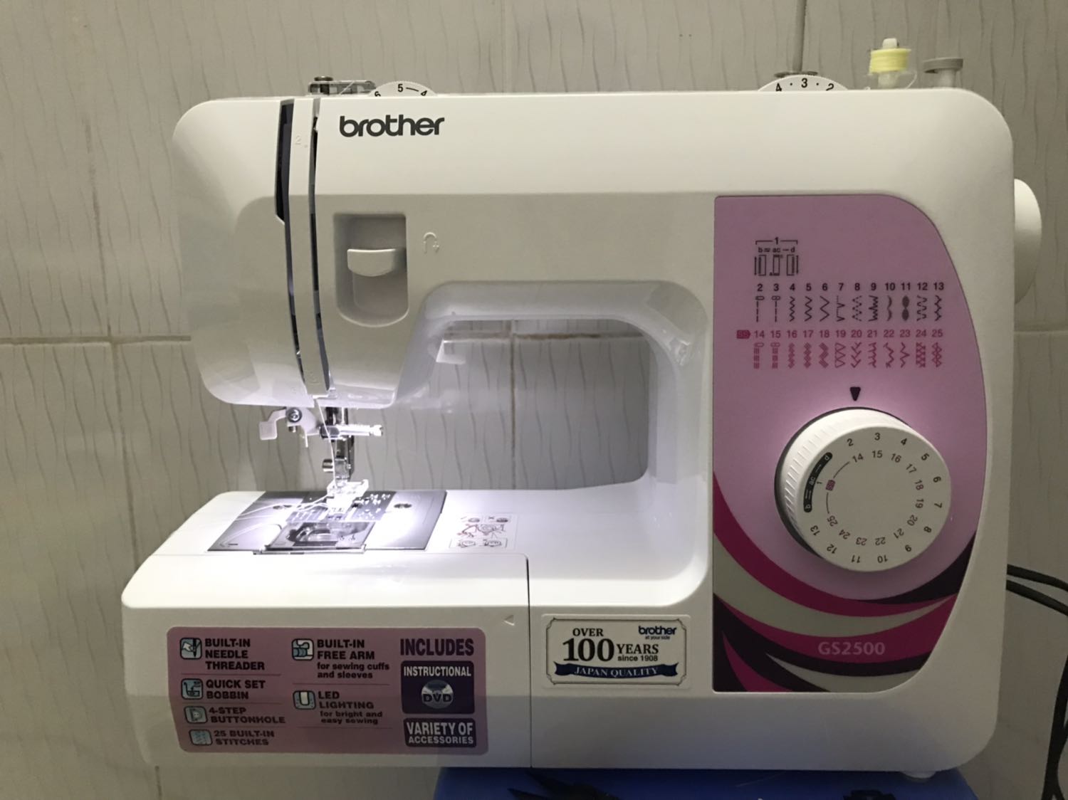 Máy gọn nhẹ, đẹp. Máy nhẹ dễ di chuyển, may được vải mỏng lẫn dày như jean vẫn chạy ngon. May vải thường ko mấy ồn, vải dày hơi ồn tí nhưng chấp nhận được. Điểm trừ là máy nhẹ nên may vải dày hơi giật.