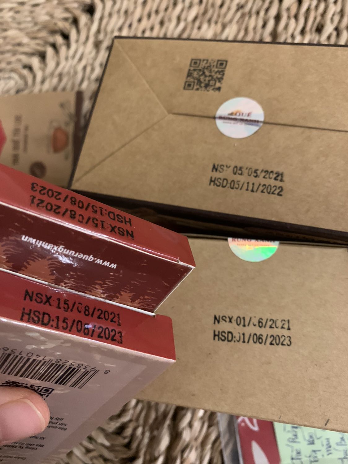 Trà quế và bột quế rất ngon, bột quế mình mở ra rất thơm nếm thử có vị ngọt nhẹ và tê tê của quế :)) Trà thì rất vừa miệng có mùi quế cam thảo và ngọt của cỏ ngọt. Shop đóng gói chu đáo dễ thương còn tặng thêm gói trà và vỏ quế nữa. Cám ơn shop nhé 1 spham rất việt và thân thiện mtruong hihihi :) Bạn nào yêu quế nên thử nha. À bột quế này làm bánh là hết sẩy nha :))