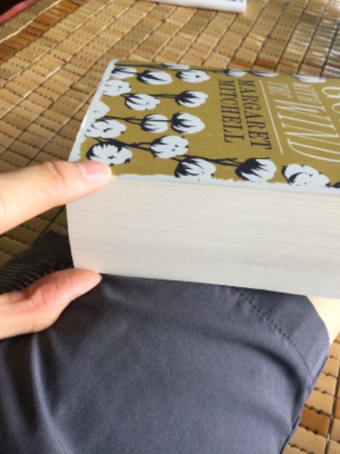 Mùi sách thôi rồi luôn ( thơm và rất bám), giấy sách chấp nhận được. Nội dung khá cuốn, có những chi tiết đậm lịch sử Mỹ. Nhưng mà hơi nhiều miêu tả cảnh vật đọc hơi mệt