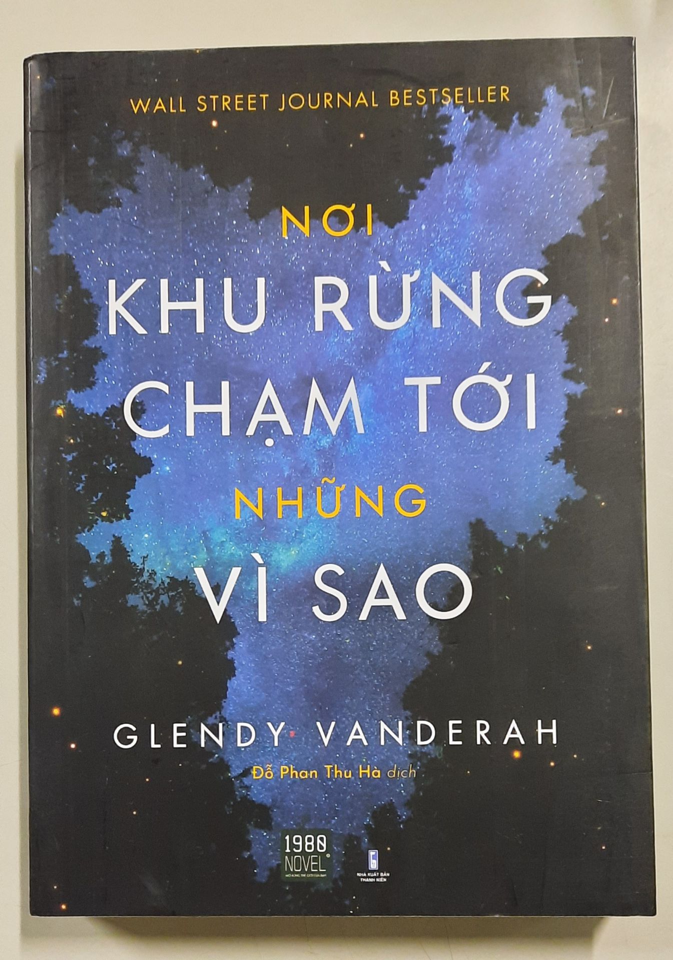 Nơi khu rừng chạm tới những vì sao.
Nội dung chưa đọc qua để nhạn xét sau nhưng dạo gần đây tiki đóng gói sách rất cẩu thả, 10 đơn hàng nhận ở tiki thì cả 10 đơn hộp bề ngoài méo mó như thế này, mong tiki sớm khắc phục tình trạng này ạ.