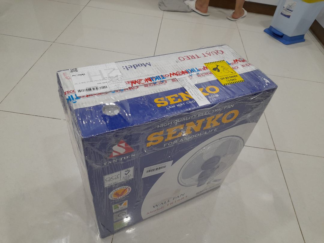 Giá cả hợp lý, hàng còn nguyên thùng của nhà máy. Có bass treo móc vào dể dàng, thuận tiện cho việc gở quạt để vệ sinh. Đế có 2 miếng đệm cao su hạn chế chống run. Nói chung sản phẩm khá ok. Còn độ bền thì sử dụng mới trải nghiệm được. Thương hiệu quạt Senko khá nổi tiếng ở thị trường Việt Nam, mình đã sử dụng nhiều sản phẩm của hãng này rồi. Giá cả hợp lý, hàng còn nguyên thùng của nhà máy. Có bass treo móc vào dể dàng, thuận tiện cho việc gở quạt để vệ sinh. Đế có 2 miếng đệm cao su hạn chế chống run. Nói chung sản phẩm khá ok. Còn độ bền thì sử dụng mới trải nghiệm được. Thương hiệu quạt Senko khá nổi tiếng ở thị trường Việt Nam, mình đã sử dụng nhiều sản phẩm của hãng này rồi.