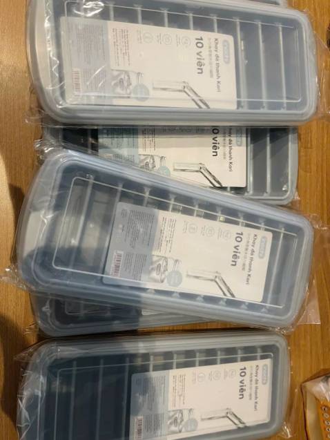 Mình mua 3 hộp mà thêm vào giỏ hàng không để ý lúc giao 6 hộp luôn . Hàng oke cứng cáp , chất liệu an toàn . Rất hài lòng nên thôi giữ lại tặng người quen vậy. Mấy bạn mua nên mua loại có hộp và nắp như mình cho tiện nha , tại vì mình từng sử dụng loại khay đá không có nắp đậy để chung với thức ăn trong tủ lạnh rất mất vệ sinh