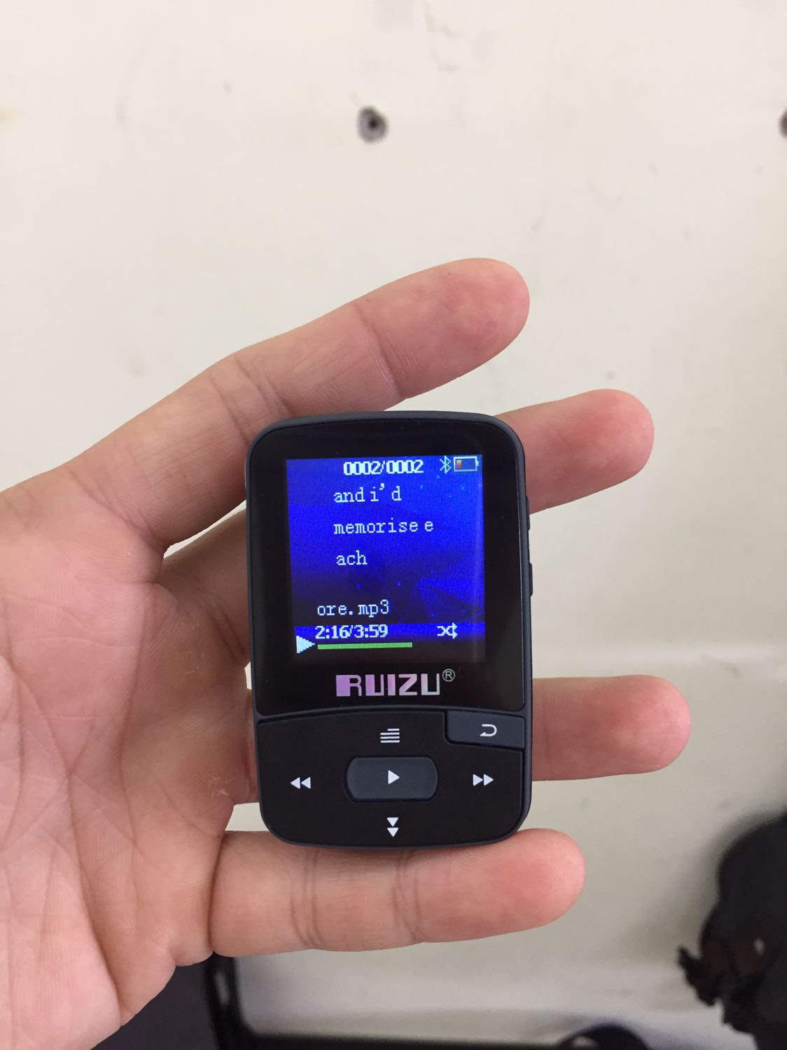 Tiki giao hàng nhanh, đóng gói cẩn thận. 
Sản phẩm gia công tốt, đẹp y hình, kẹp chắc chắn. Bluetooth hoạt động hiệu quả. Âm thanh chất lượng trong tầm giá!