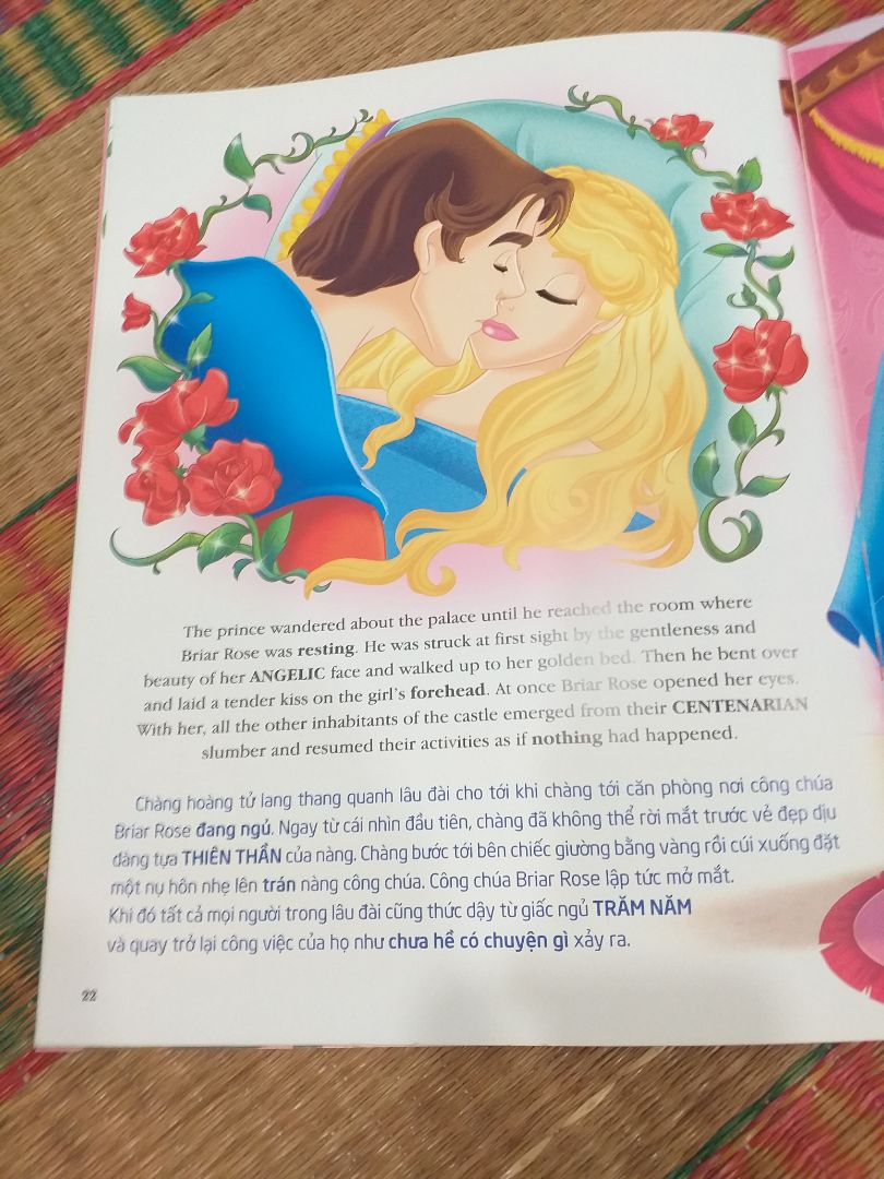 sách tranh, màu đẹp, rút gọn câu chuyện, 
hoàng tử hôn trán công chúa mà hình vẽ là hoàng tử hôn môi ??? đọc bé hỏi cũng ko biết nói sao 
màu sắc tươi tắn