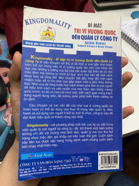 Sách cũ. Bìa cong ố màu. Giấy trong sách có nhiều chỗ dính bẩn, quăn.