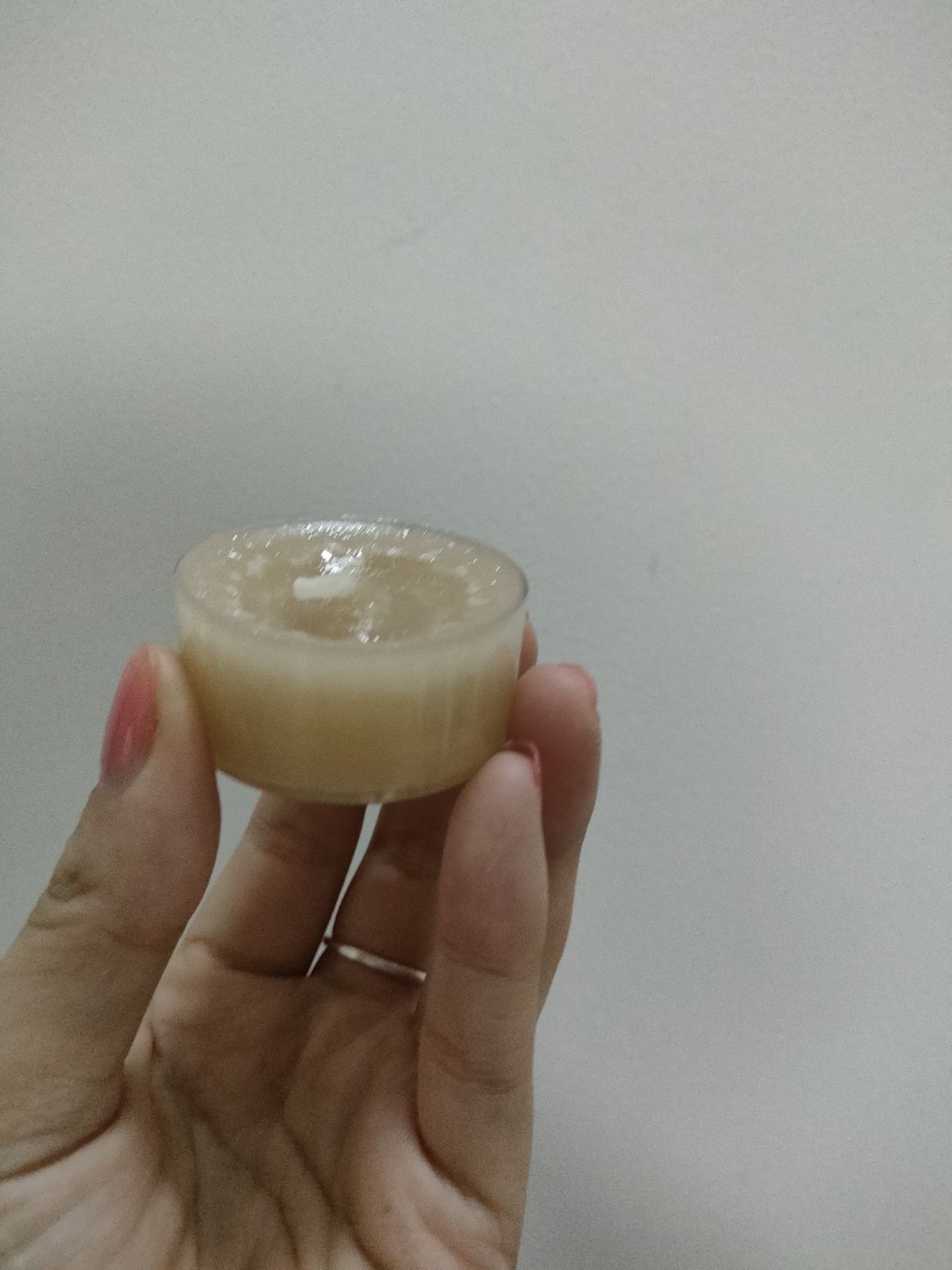 Mình chọn mùi Salt Mist Peony, hộp nến màu hồng xinh xắn nhỏ gọn, mùi thơm ngọt dịu chứ ko nồng, có thêm mùi quả mâm xôi chua chua thích lắm. Mình được shop tặng kèm nến Tealight mùi hoa lài cũng rất dễ chịu