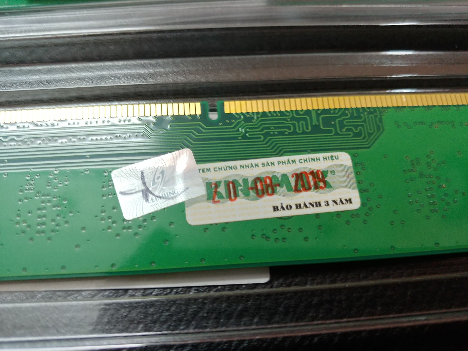 Mua thêm 2 thanh 4GB này để nâng cấp thêm RAM cho máy. Giá trên Tiki khá tốt vào  thời điểm mua (489k). Gắn vào thì máy chạy bình thường. Tuy nhiên, không thể đạt bus tối đa 1600 mà chỉ 1300 (dual channel). Trước đó khi chỉ có 2 thanh RAM cũ (Corsair) thì được 1600. Không biết có phải do mainboard không (Gigabyte B75-D3V), đã chỉnh XMP trong BIOS. Ngoài vấn đề đó ra thì đến giờ vẫn ổn.