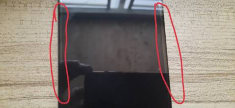 điện thoại viền cong 2 cạnh mà kính thì đi thẳng ra. Dán màn hình không sát thế này sao mà xài.