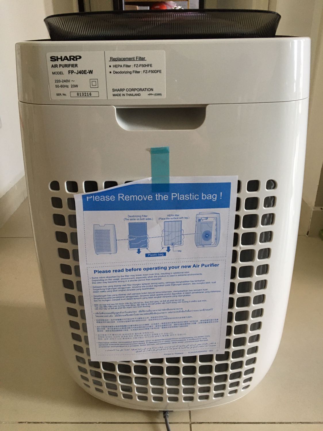 Sau hai ngày sử dụng thấy chất lượng không khí có tốt hơn, ngủ ngon và sâu hơn. Nhìn cảm quan thấy ít bụi lơ lửng trong không khí so với trước.
Xịt thử nước hoa ở gần máy thì thấy bắt mùi khá nhạy, đèn chuyển sang đỏ ngay tức thì và quạt tăng tốc độ (để chế độ Auto), tầm 5-10’ sau thì đèn chuyển xanh và cũng hết mùi nước hoa trong phòng. Sau hai ngày sử dụng thấy chất lượng không khí có tốt hơn, ngủ ngon và sâu hơn. Nhìn cảm quan thấy ít bụi lơ lửng trong không khí so với trước.
Xịt thử nước hoa ở gần máy thì thấy bắt mùi khá nhạy, đèn chuyển sang đỏ ngay tức thì và quạt tăng tốc độ (để chế độ Auto), tầm 5-10’ sau thì đèn chuyển xanh và cũng hết mùi nước hoa trong phòng.