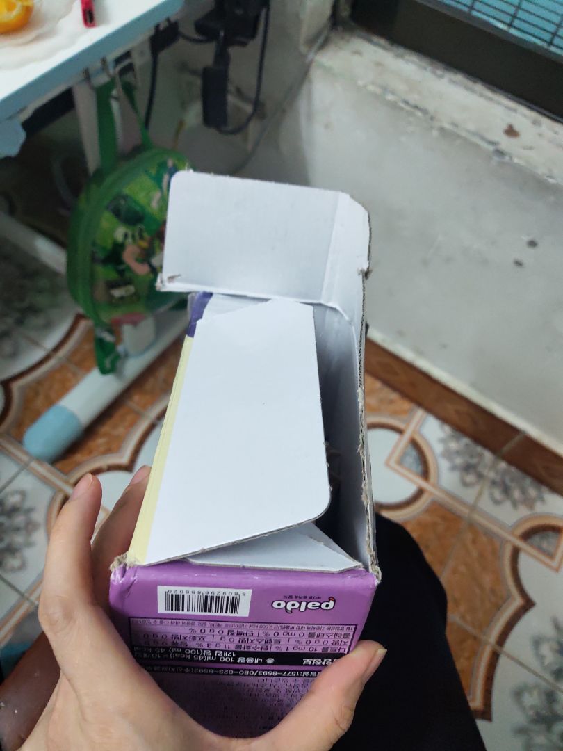 Không hiểu sao shop lại cắt hộp đóng gói như thế này luôn. xem clip là 1 hộp đẹp có 10 gói. mua để đem đi tặng mà nhìn như này bôi bác quá.