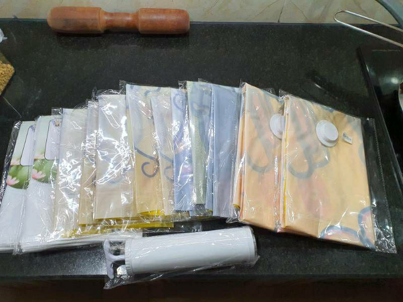 Shop giao đầy đủ túi, và bơm. Bơm hút tốt, có cái này đỡ tốn diện tích.túi đẹp. 5 sao