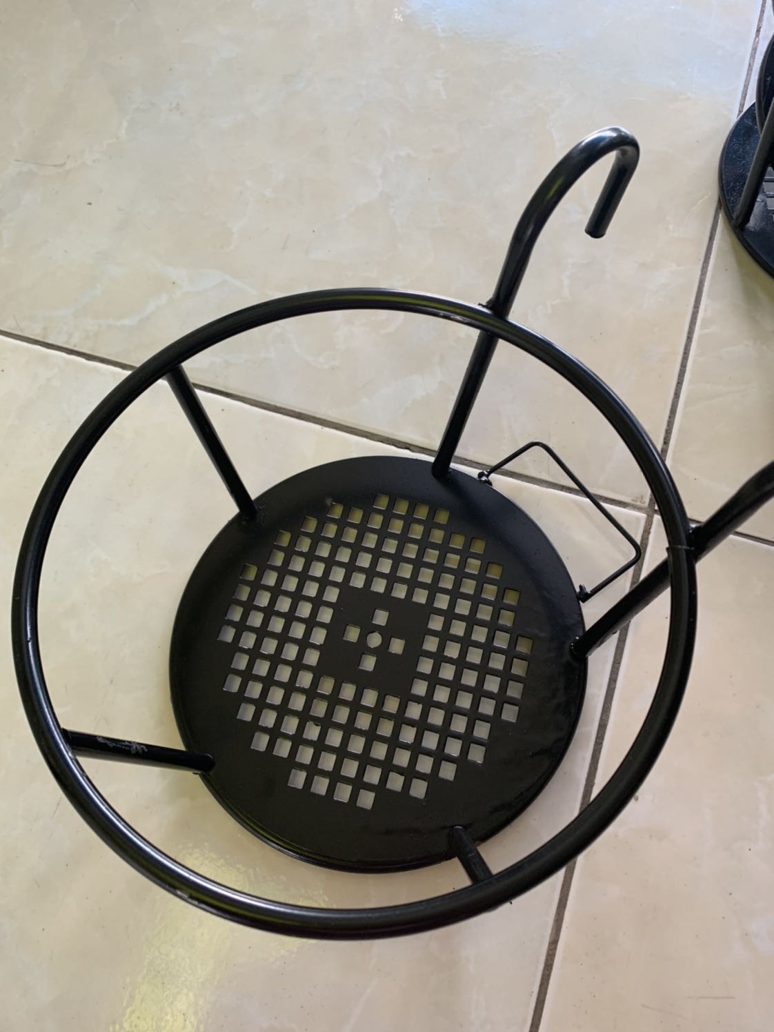 Chất lượng sơn kém, luc tháo vỏ bao ra sơn rớt đầy nhà dính đầy tay. Lớp sơn bong tróc và các mối hàn k đều. Nói trung là k tốt nhưng treo chậu hoa lên thì vẫn đc. Độ bền thì chưa biết ?