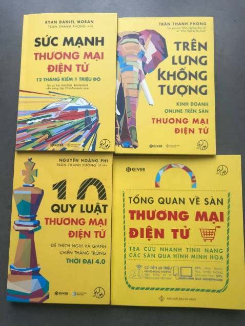 Trên tay trọn bộ bí kíp Kinh doanh online, nhận bộ sách mà vui khôn tả. Đầu tiên là shop giao hàng rất nhanh, mới đặt hôm trước mà hôm sau nhận được liền, đóng gói chắc chắn, mỗi cuốn sách đều được bọc màng bảo vệ, rất là ưng luôn. 4 cuốn, có 1 cuốn in màu, đọc sơ qua cảm thấy rất thích thú, sách trình bày ngắn gọn súc tích, dễ hiểu, từ tổng quan khái quát về Thương mại điện tử đến phân tích chi tiết, cầm tay chỉ việc, hướng dẫn từng bước thực hiện, rồi còn có cả cuốn cẩm nang để tra cứu các tạo và quản lý cũng như tiếp thị trên các sàn TMĐT nữa. 
Thật là, đúng cái mình đang cần đây rồi, phải note vô sổ tay lên kế hoạch ngay mới được. Mong tác giả sẽ cho ra nhiều quyển sách hữu ích như này nữa, sẽ ủng hộ tiếp.
