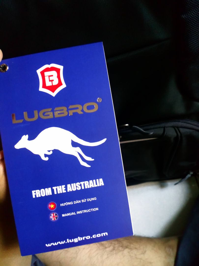 - Đóng gói cẩn thận, chắc chắn. 
- Sản phẩm có kèm quà tặng hộp khẩu trang. 
- Giao hàng nhanh, mình đặt tầm 1,5 tiếng sau đã giao đến. 
- Có phiếu bảo hành hàng chính hãng.
Balo cỡ trung, nhưng có 2 ngăn lớn chứa đc nhiều đồ, và nhiều ngăn nhỏ rất tiện đựng những đồ cá nhân. Balo cầm đeo rất chắc.
